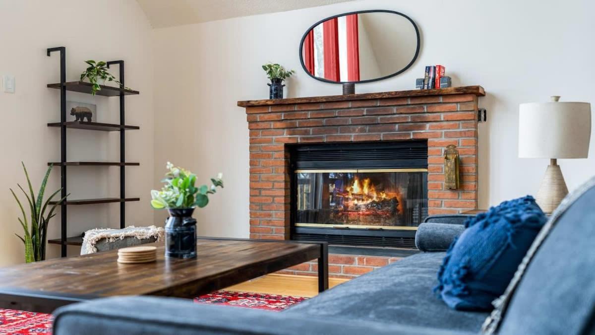 Modern Chalet Cabin W Hot Tub, Deck&Grill, & Wifi! Inwood Eksteriør bilde